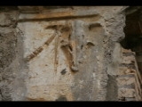 05344 ostia - regio iii - insula x - caseggiato del serapide (iii,x,3) - eingang zur terme dei sette sapienti - stuckrelief mit bucranium (ochsenkopf).jpg